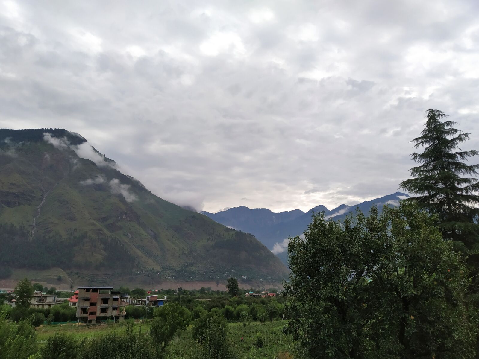 Xiaomi Redmi Note 7 sample photo. Cloud, rain, greenery photography