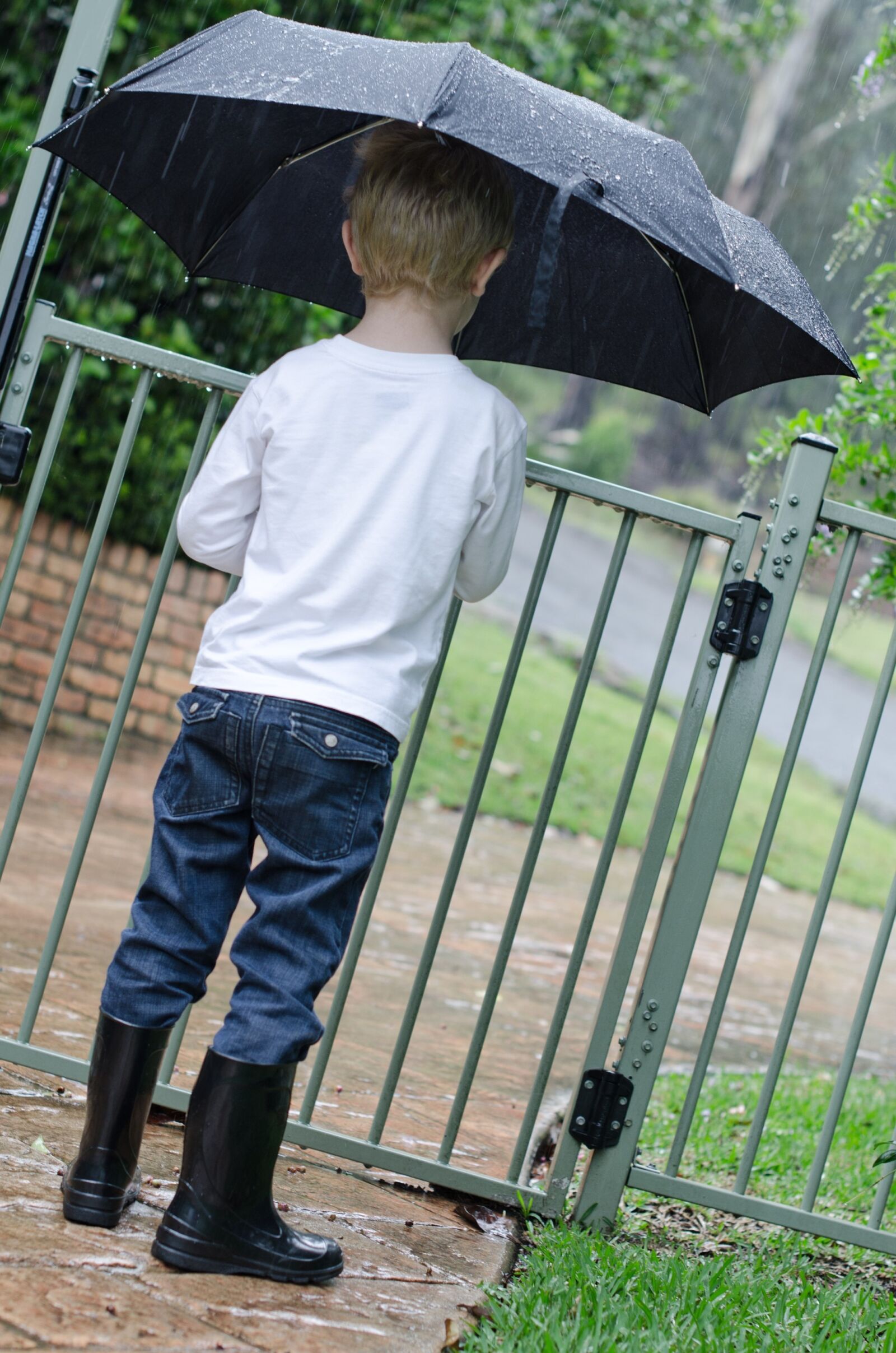 Nikon D7000 sample photo. Rain, umbrella, boy photography