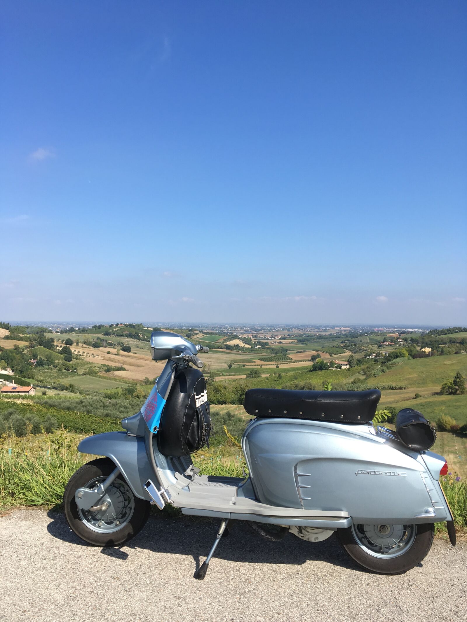 iPhone SE back camera 4.15mm f/2.2 sample photo. Italy, nature, lambretta photography