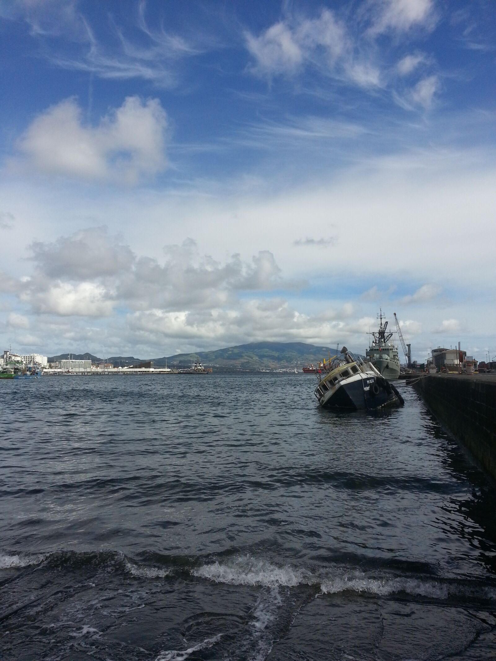 Samsung Galaxy S3 sample photo. Ship, sinking, port photography