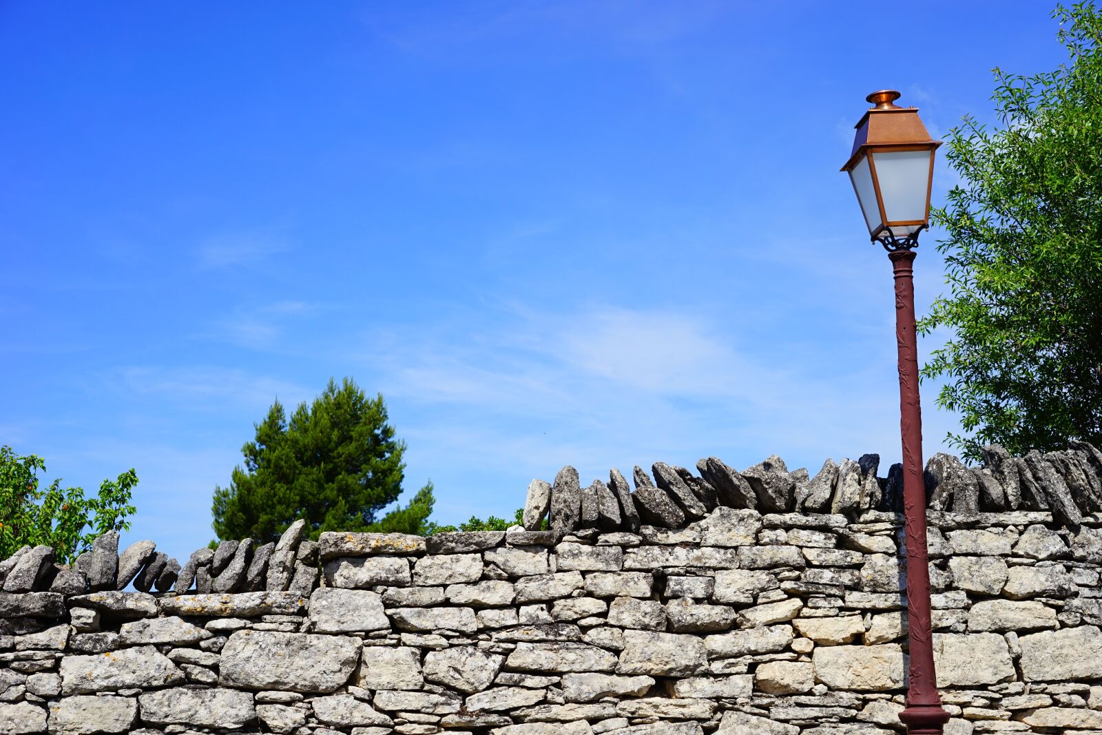 Sony a7 + Sony Sonnar T* FE 55mm F1.8 ZA sample photo. Stone wall, wall, lantern photography