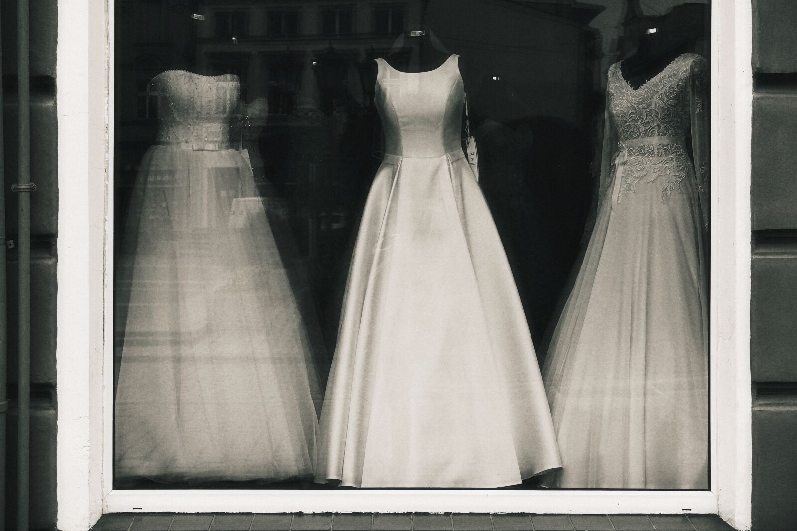 Fujifilm X30 sample photo. Black, and, white, dress photography