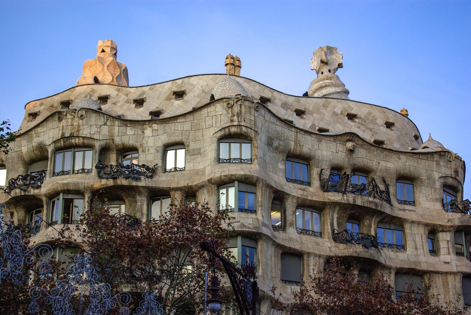 Pentax K10D sample photo. Gaudi, casa mila, building photography