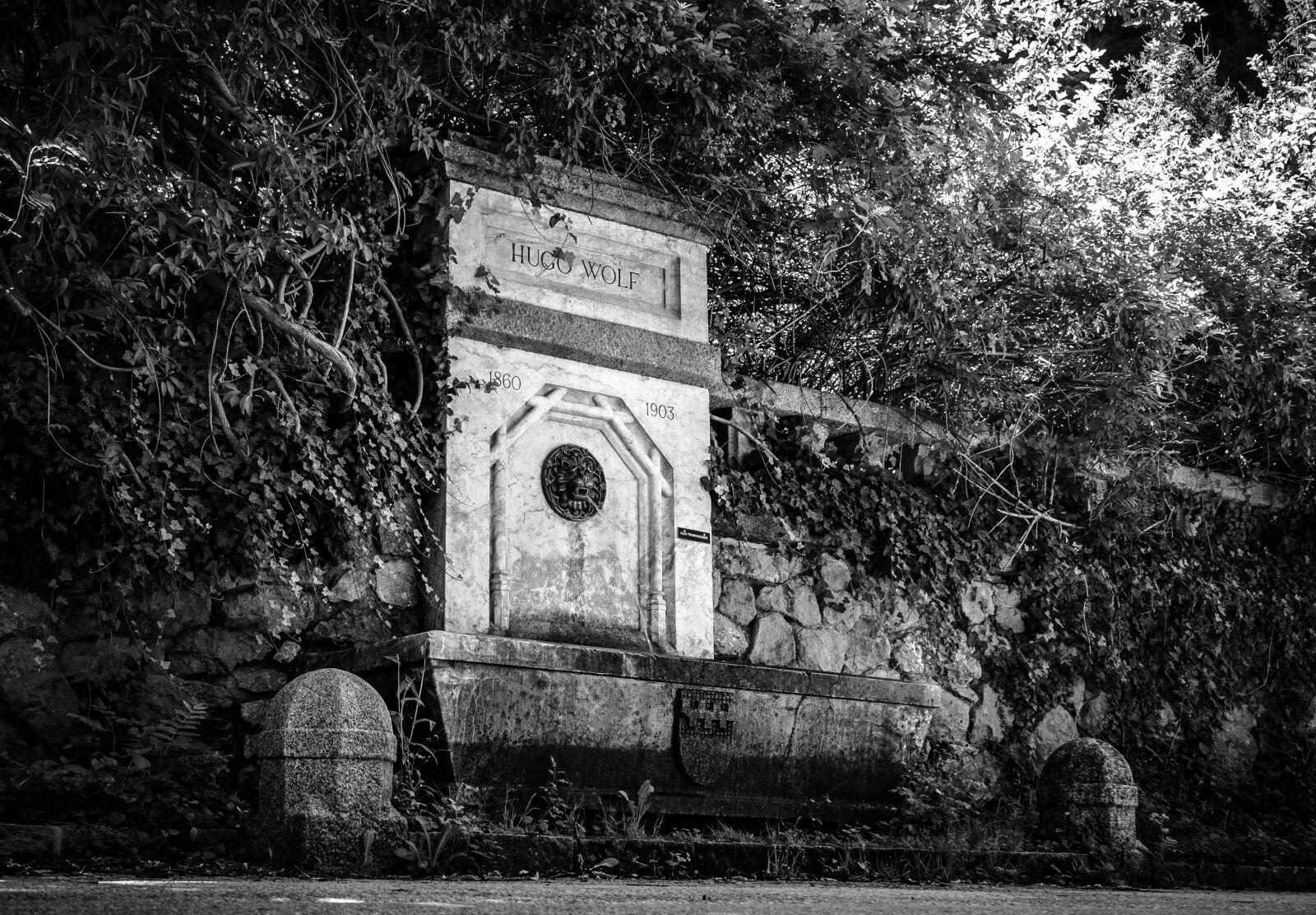 Olympus OM-D E-M10 II sample photo. Fountain, shrubs, park photography