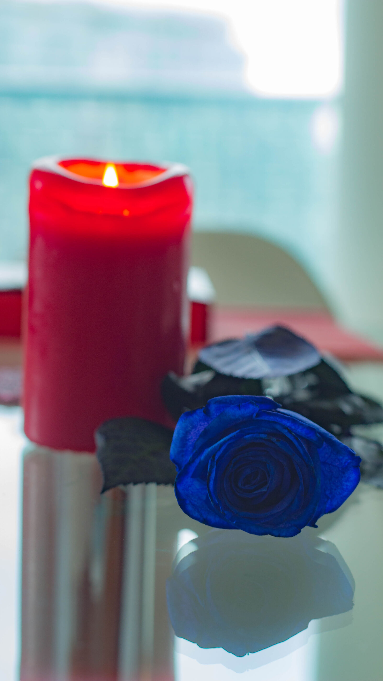 Canon EOS 100D (EOS Rebel SL1 / EOS Kiss X7) + Canon EF 50mm F1.8 II sample photo. Blue, flowers, candle, candlelight photography