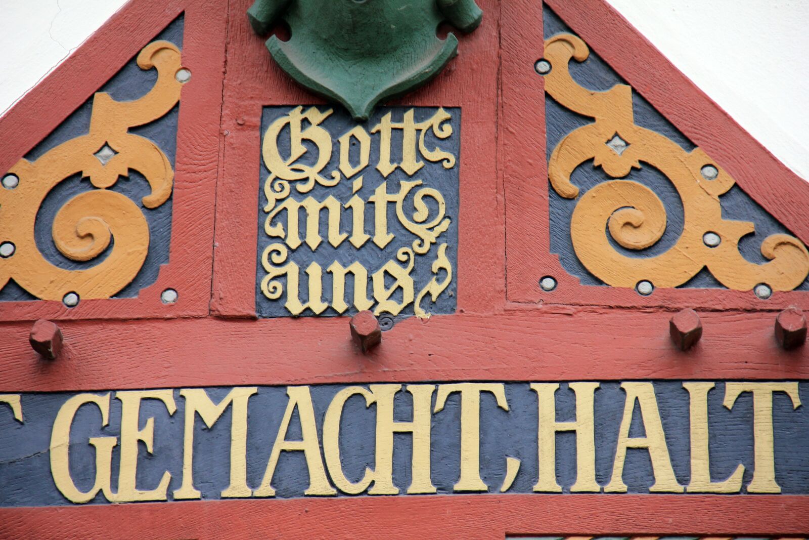 Canon EOS 550D (EOS Rebel T2i / EOS Kiss X4) sample photo. House, truss, inscription photography