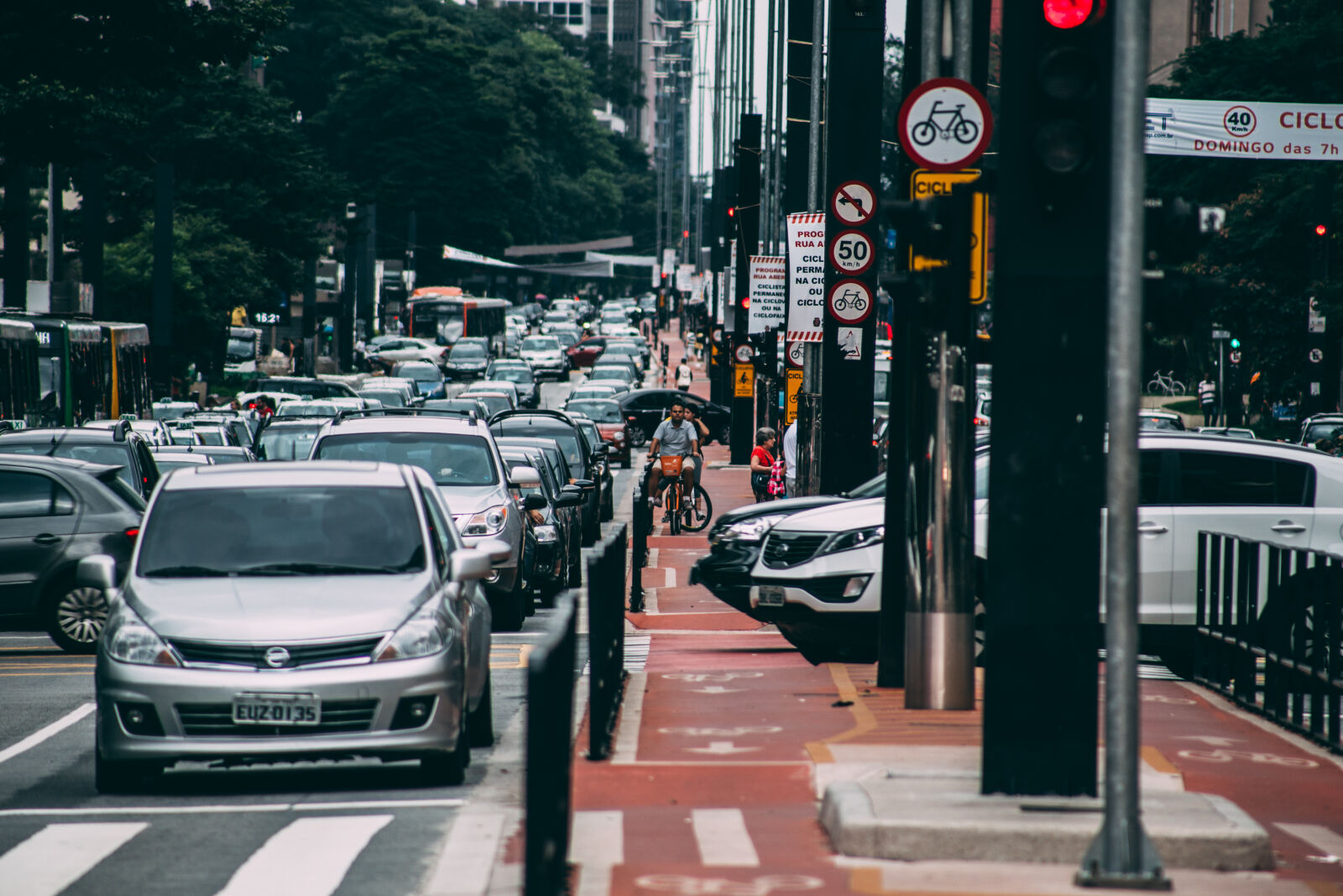 Canon EF 75-300mm f/4-5.6 sample photo. Brasil, cars, city, daylight photography