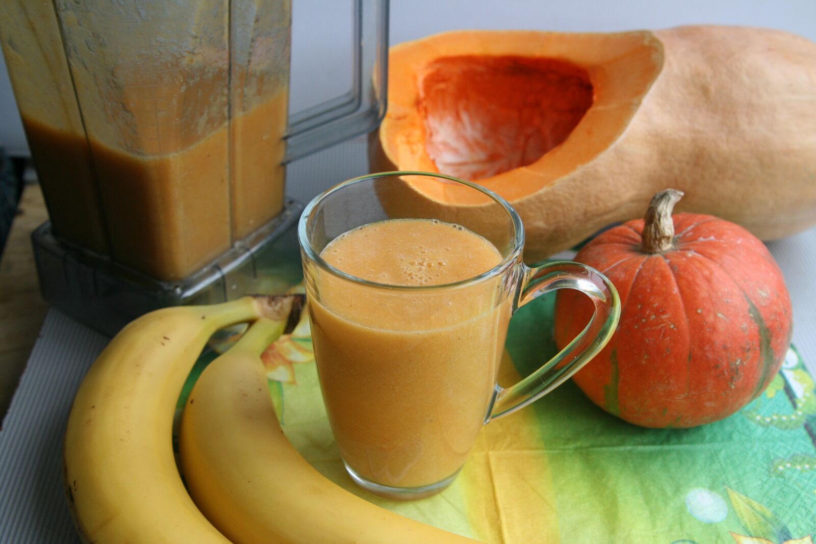 Canon EOS 350D (EOS Digital Rebel XT / EOS Kiss Digital N) sample photo. Fresh smoothies, banana, pumpkin photography