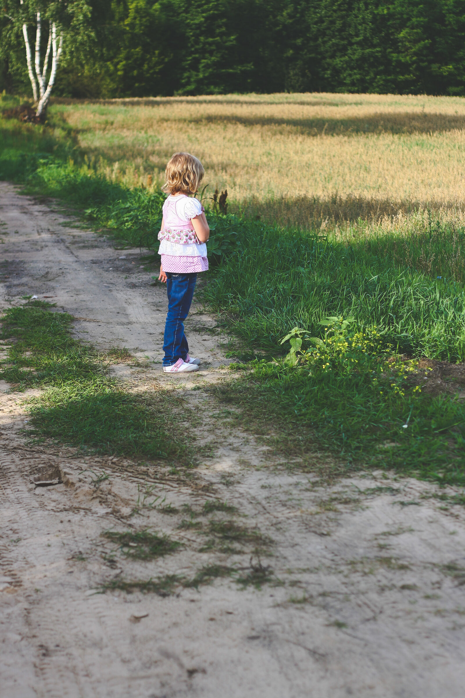 Canon EOS 400D (EOS Digital Rebel XTi / EOS Kiss Digital X) sample photo. Little, girl, on, path photography