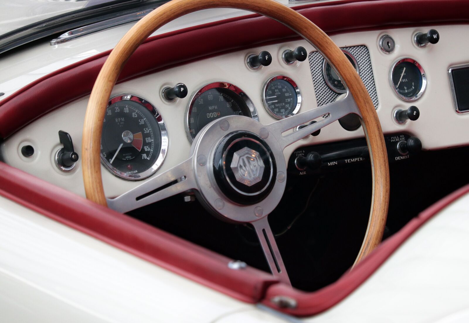 Canon EF-S 55-250mm F4-5.6 IS STM sample photo. Auto, oldtimer, automotive photography