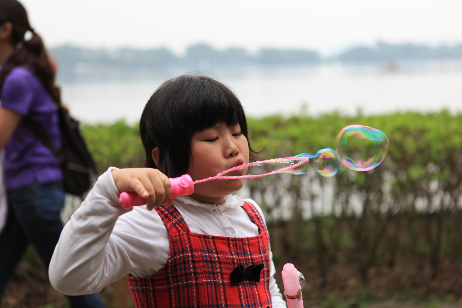 Canon EOS 5D Mark II sample photo. Girls, child, blowing bubbles photography