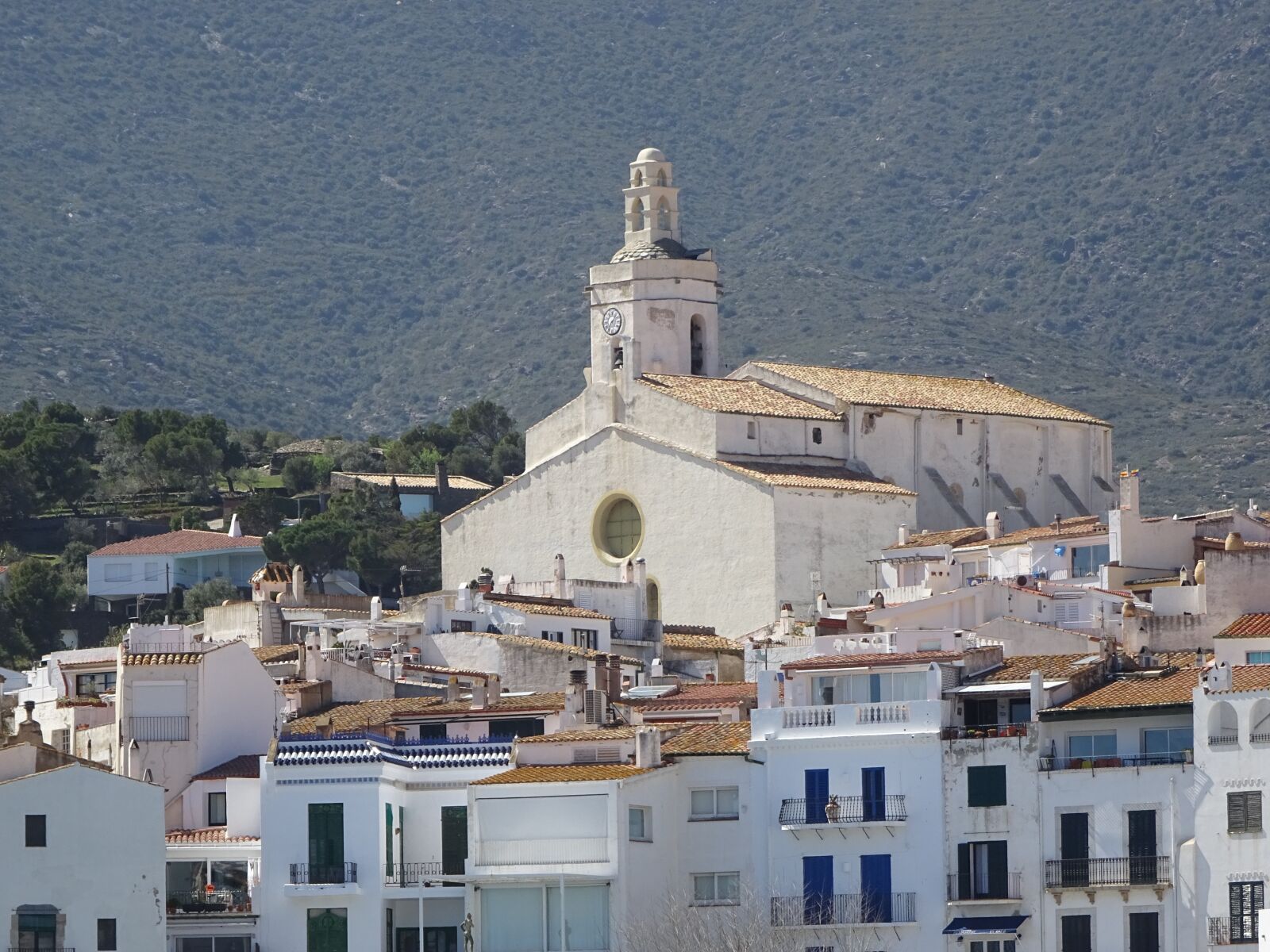 Sony DSC-HX60 sample photo. Cadaqués, church, houses photography