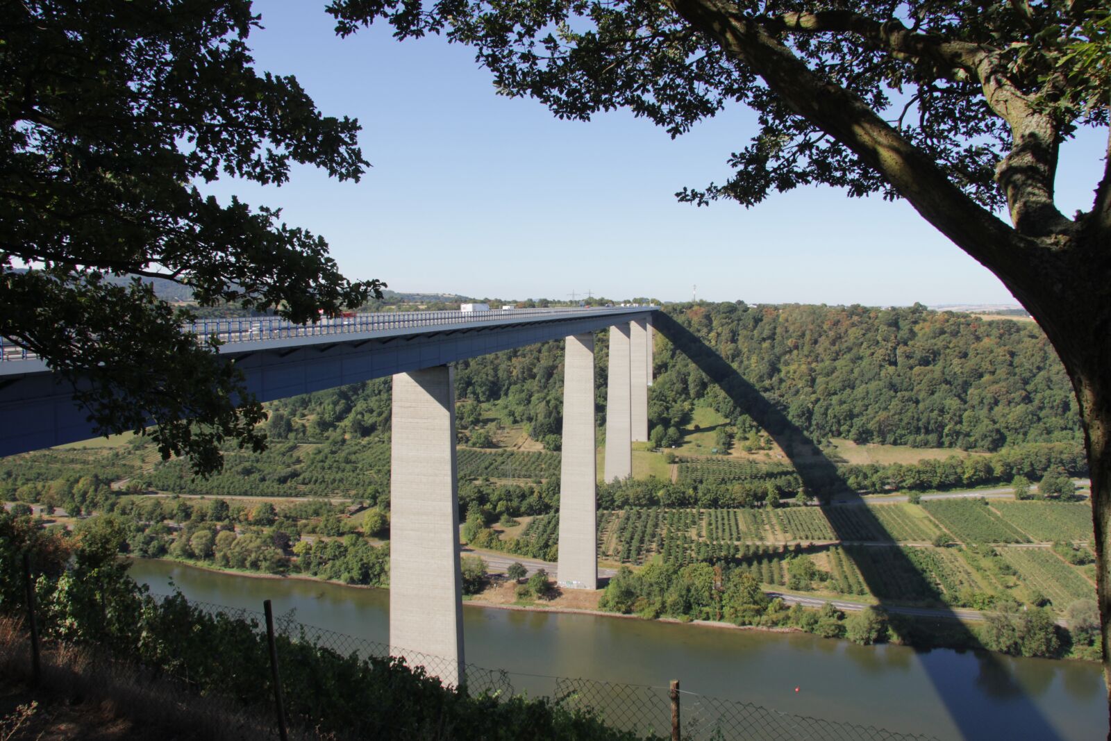Canon EOS 550D (EOS Rebel T2i / EOS Kiss X4) sample photo. Bridge, river, water photography