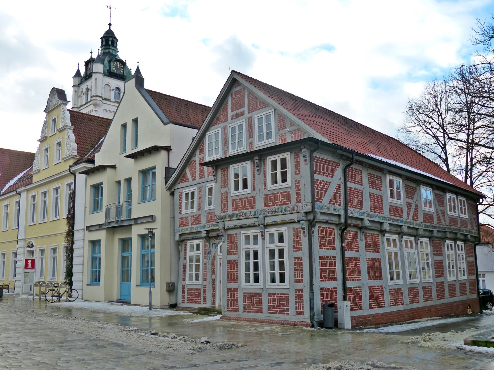 Panasonic Lumix DMC-FZ200 sample photo. Verden of all, town photography