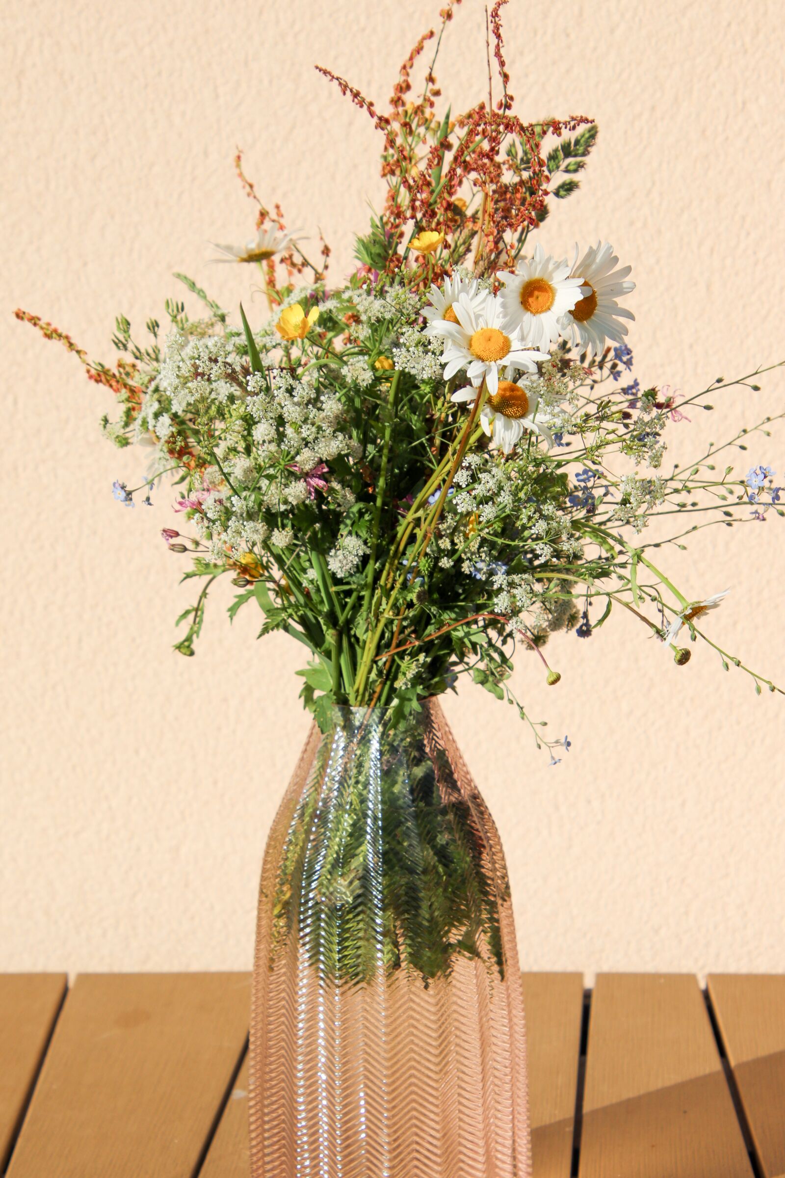 Canon EOS 800D (EOS Rebel T7i / EOS Kiss X9i) sample photo. Flowers, bouquet, country photography