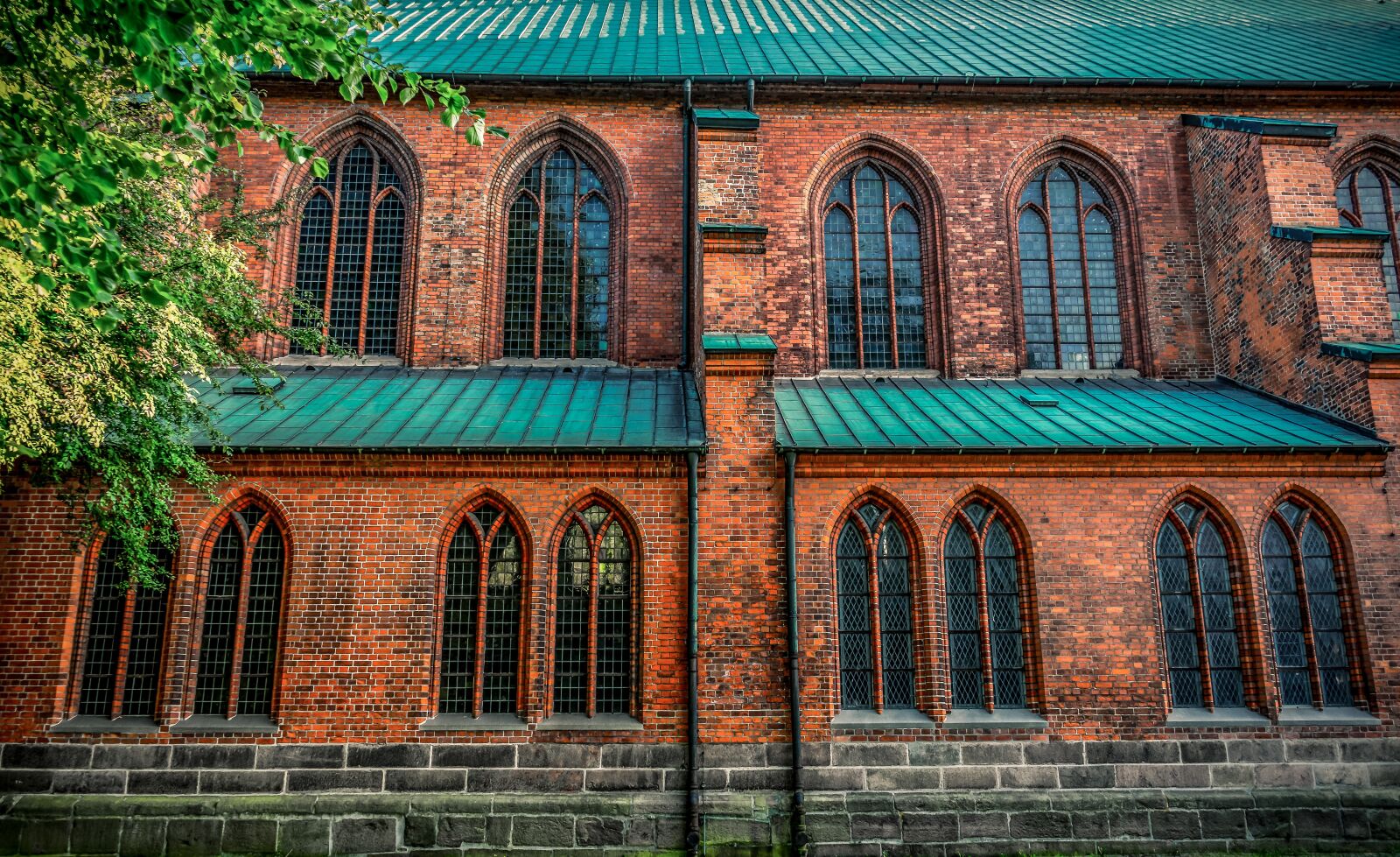 Sony a7 II + Sony FE 28-70mm F3.5-5.6 OSS sample photo. Facade, brick, wall stone photography