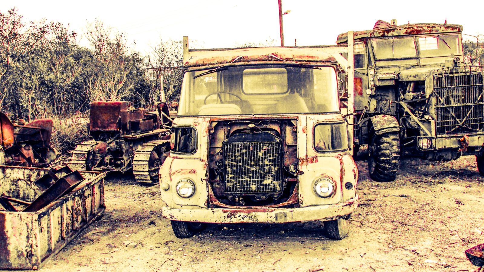 Canon PowerShot SX400 IS sample photo. Truck, old, rusty photography