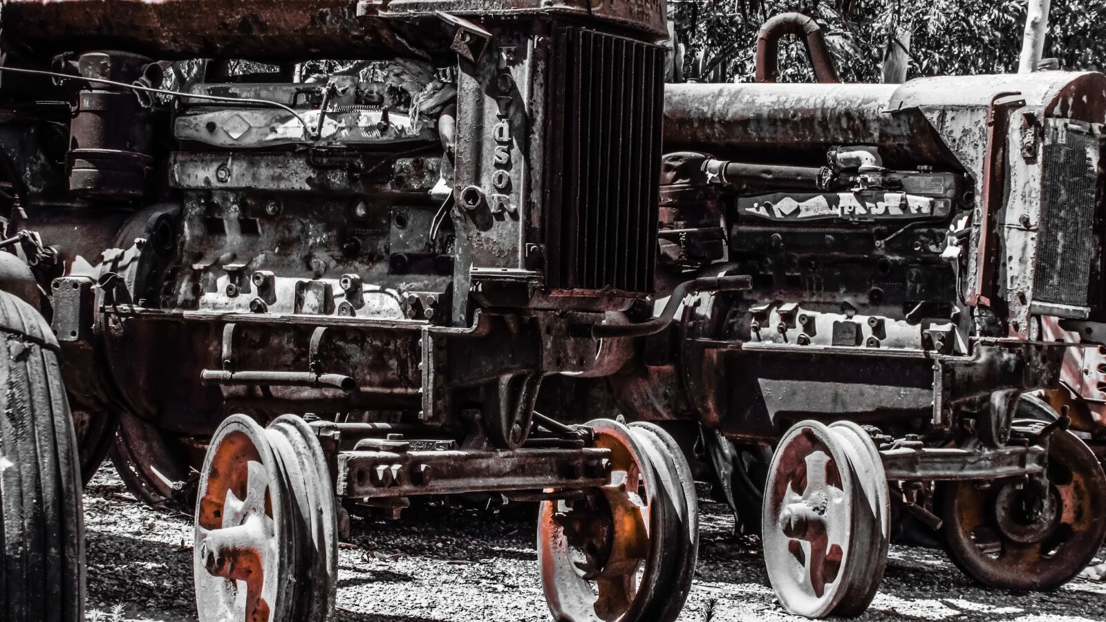 Canon PowerShot SX400 IS sample photo. Tractor, old, rusty photography