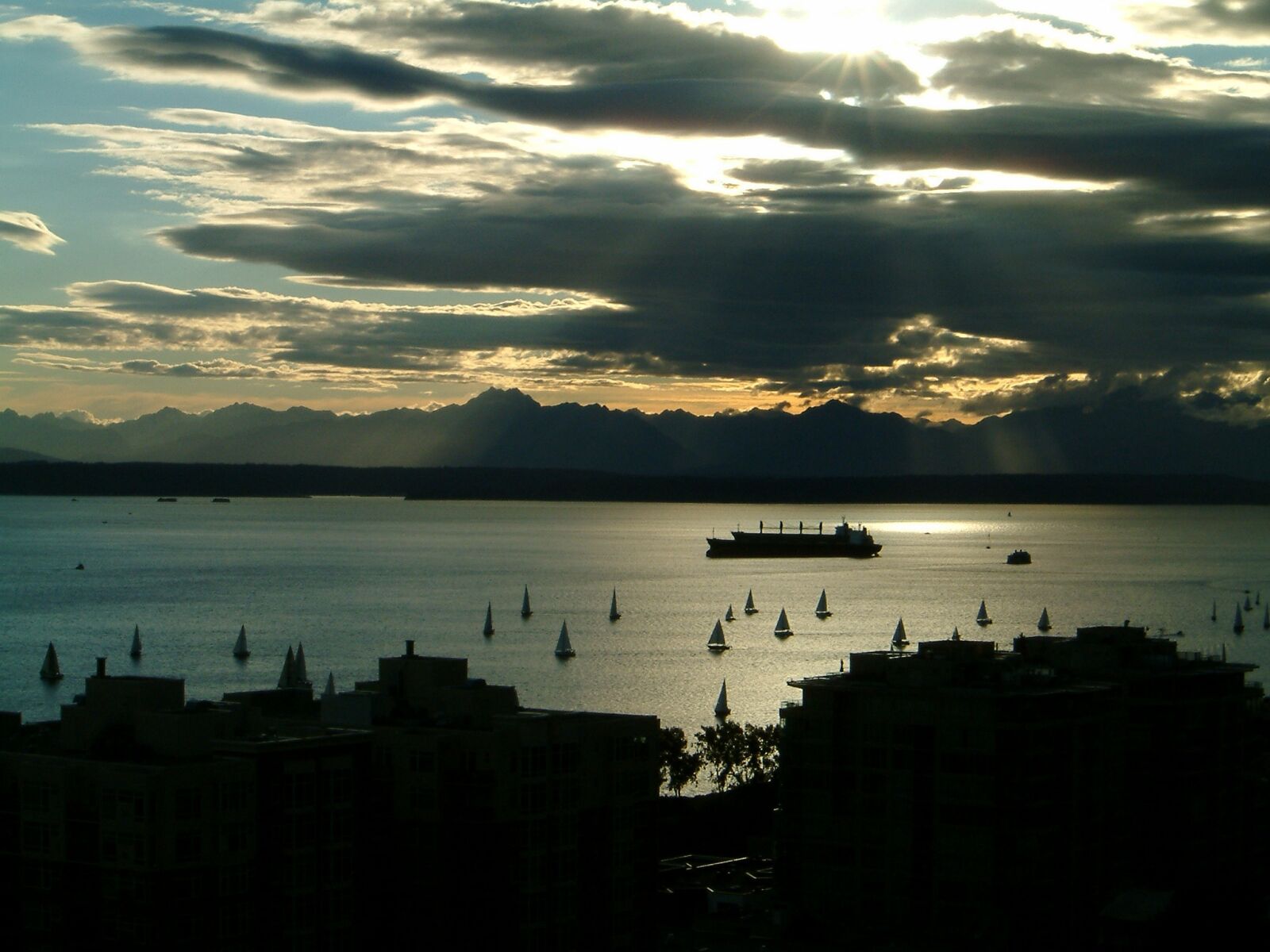 Fujifilm FinePix F601 ZOOM sample photo. Seattle, sunset, sailboats photography