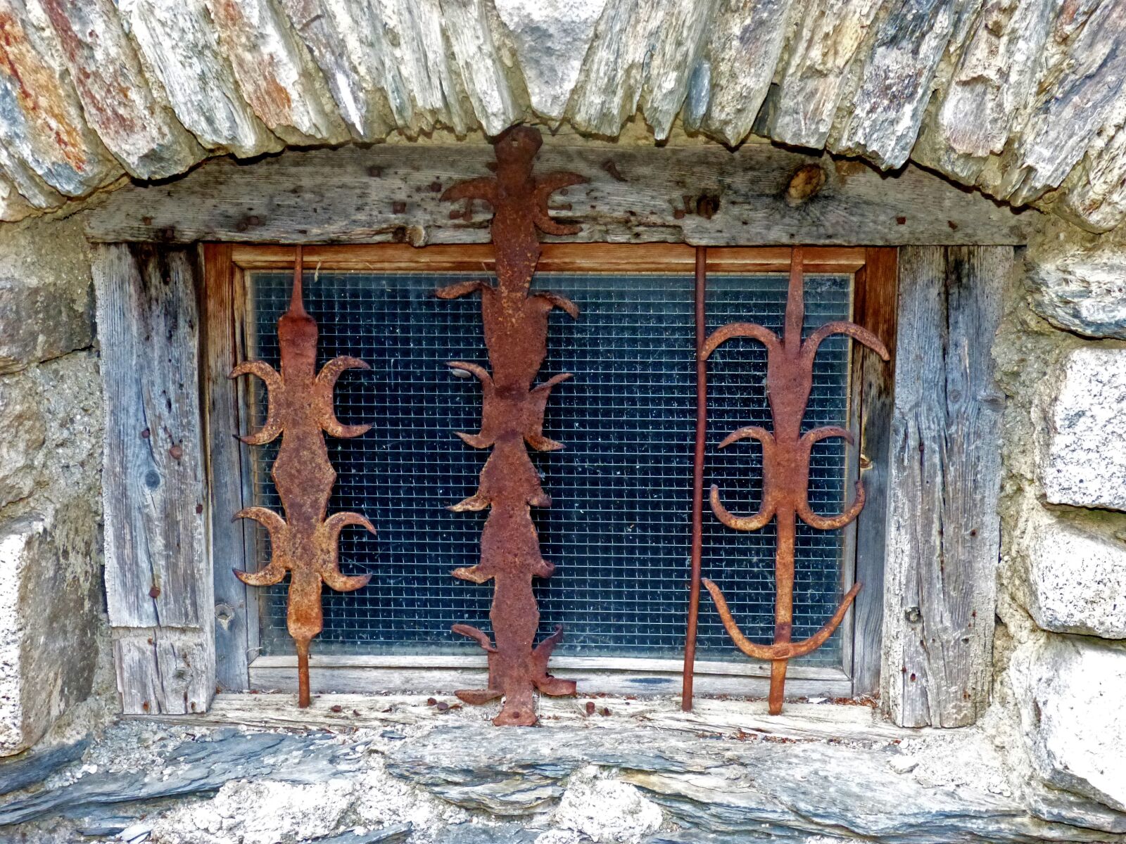 Panasonic DMC-FZ62 sample photo. Window, bars, wrought iron photography