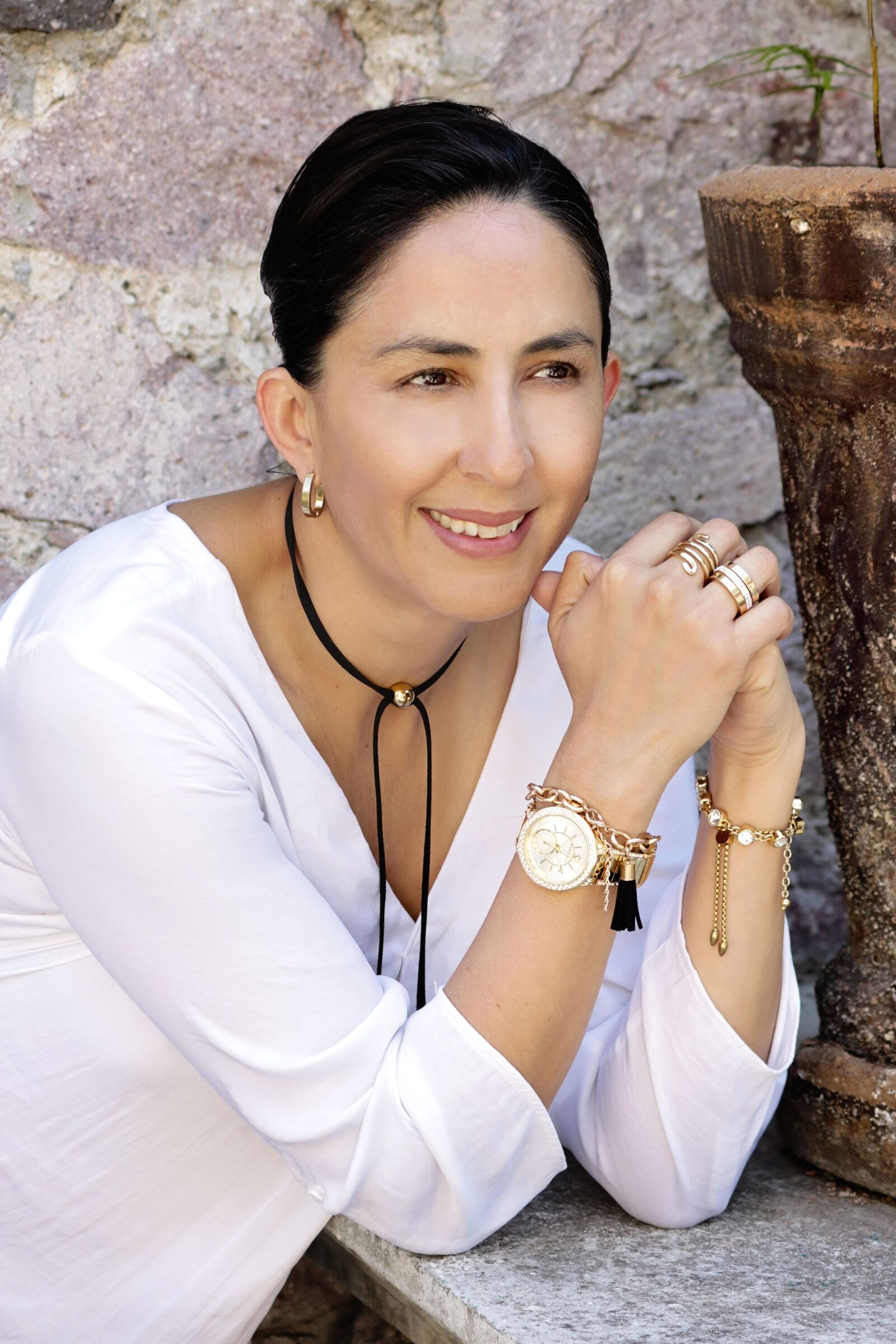 Canon EOS 760D (EOS Rebel T6s / EOS 8000D) sample photo. Woman, wristwatch, smile, wall photography