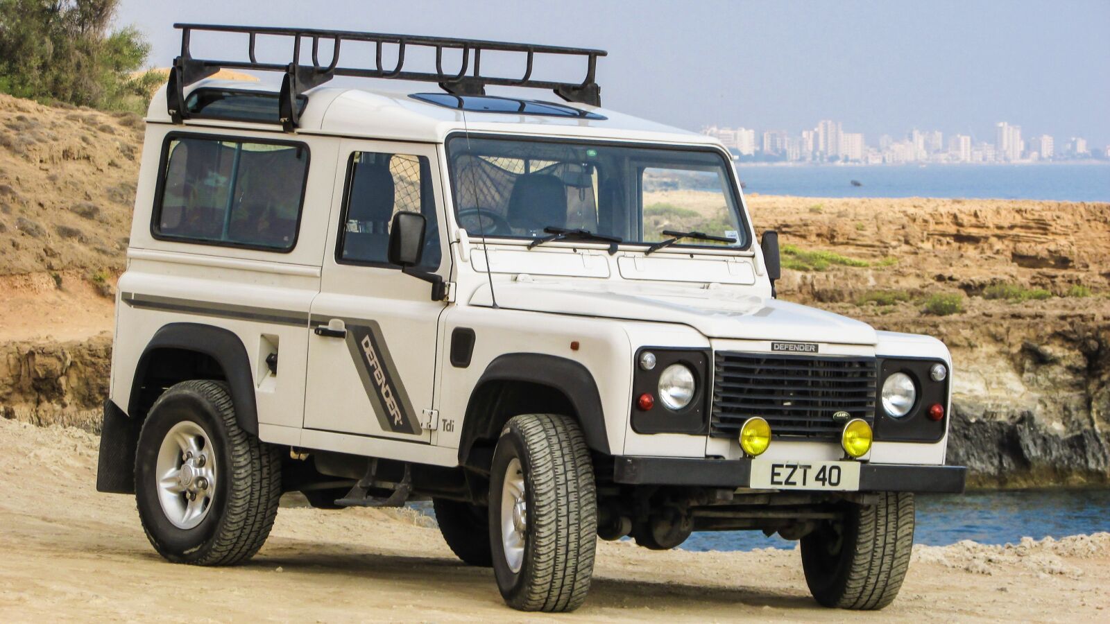 Canon PowerShot SX400 IS sample photo. Land rover, defender, car photography