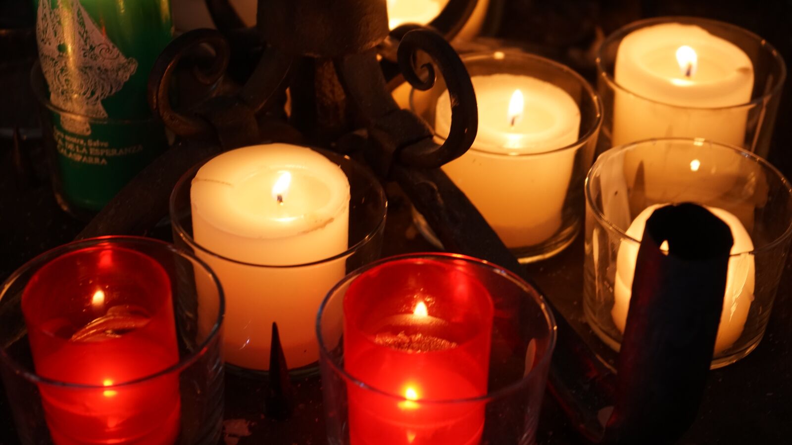 Sony a7 + Sony FE 28-70mm F3.5-5.6 OSS sample photo. Christmas, burning candles, church photography