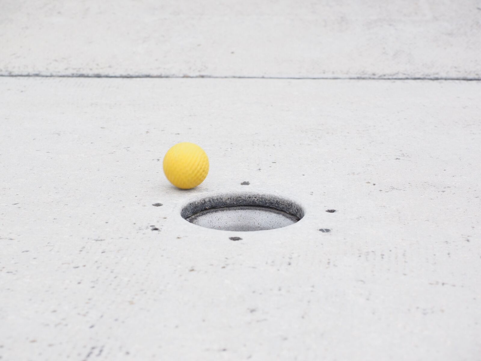 Olympus OM-D E-M1 + Olympus M.Zuiko Digital ED 12-40mm F2.8 Pro sample photo. Ball, mini golf ball photography