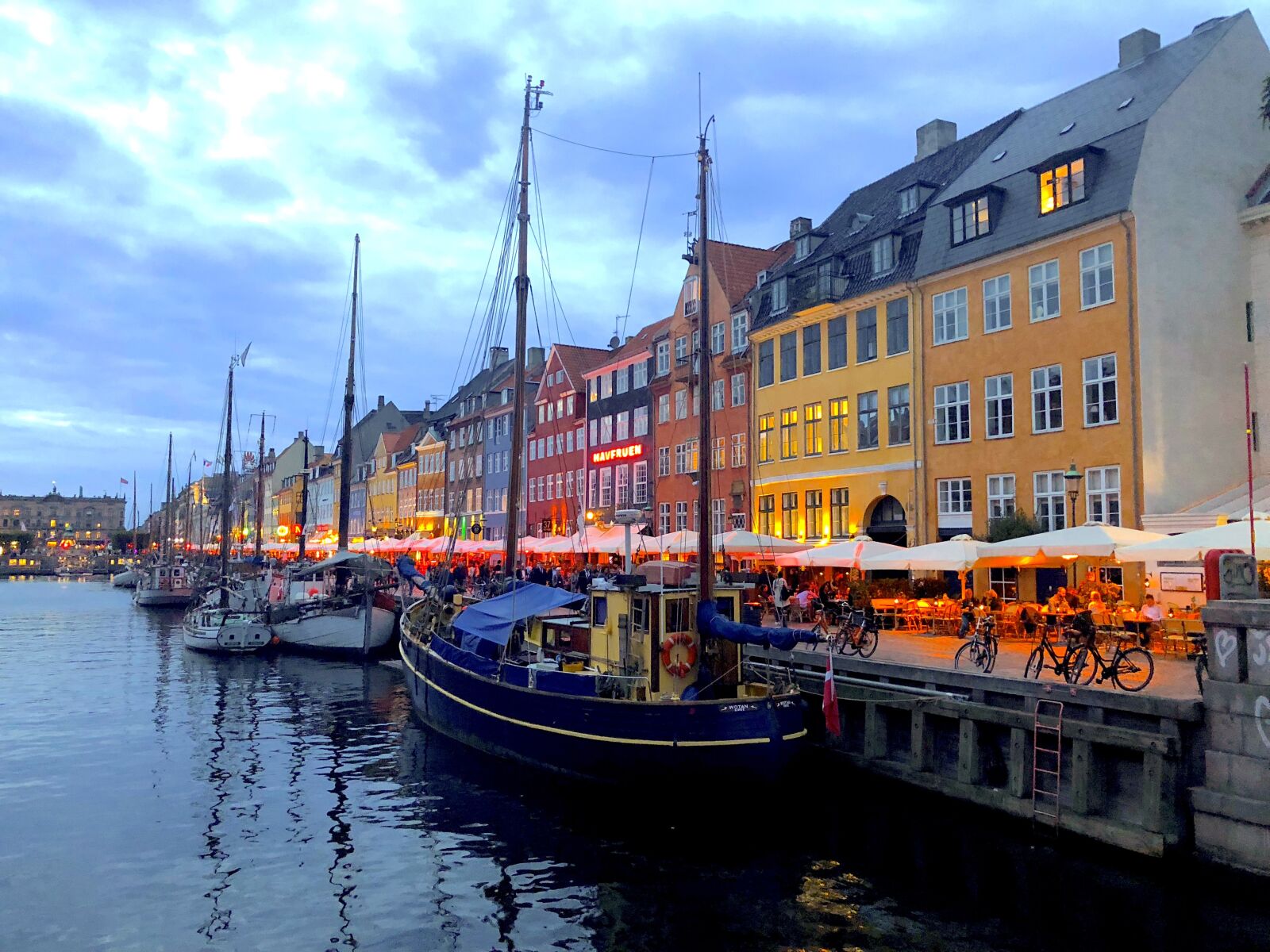 iPhone 8 back camera 3.99mm f/1.8 sample photo. Evening, copenhagen, denmark photography