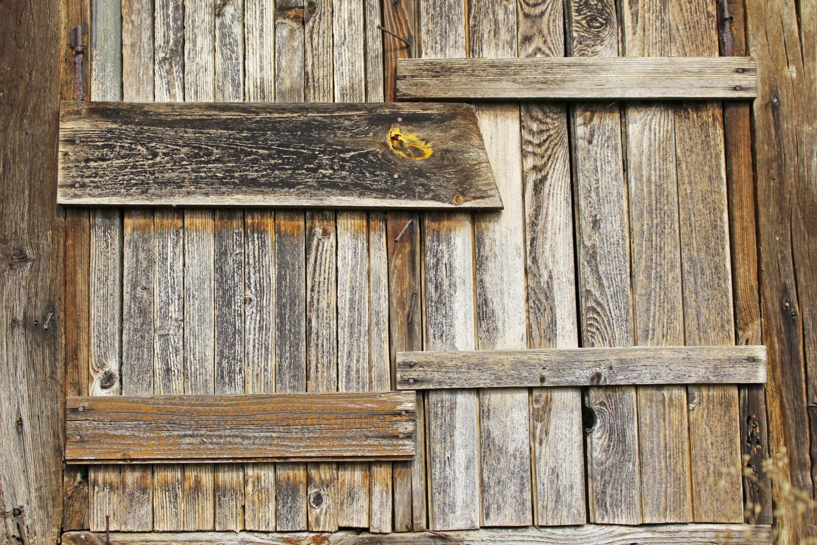 Canon EOS 700D (EOS Rebel T5i / EOS Kiss X7i) sample photo. Wooden door, wooden windows photography