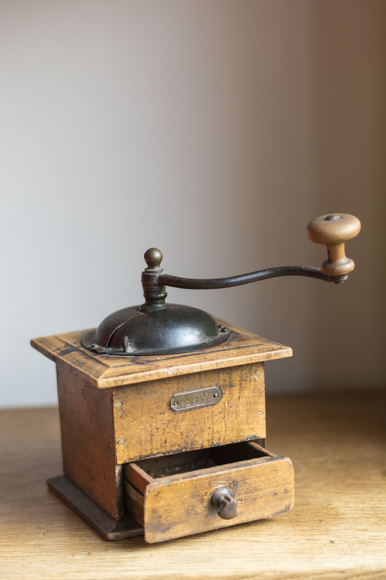 Nikon D5200 sample photo. Coffee grinder, coffee ground photography
