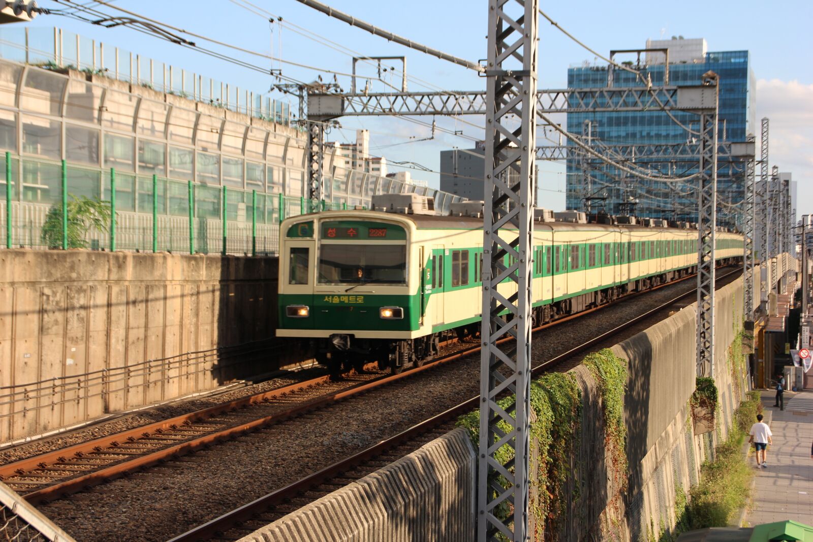 Canon EOS 600D (Rebel EOS T3i / EOS Kiss X5) sample photo. Train, subway, republic of photography