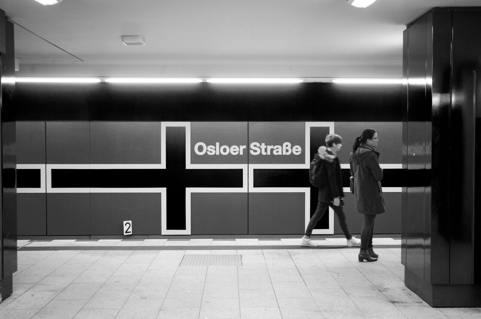 Nikon D300S sample photo. Indoors, horizontal plane, people photography