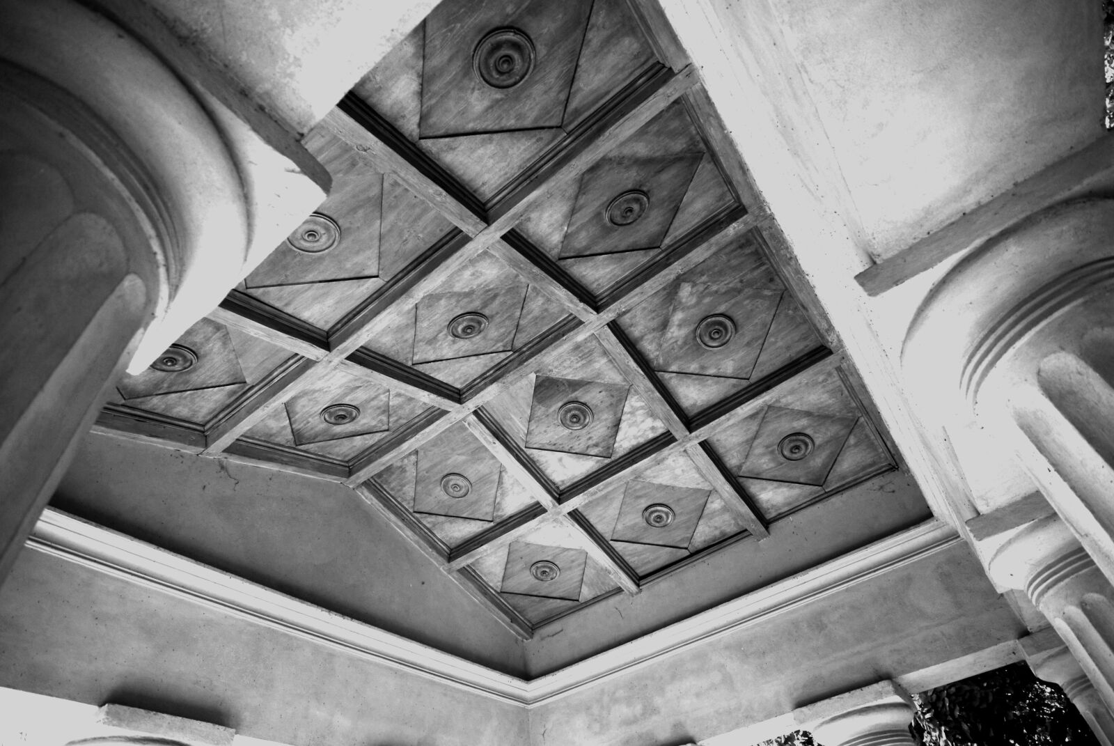 Nikon D200 sample photo. Summer-house, inlaid ceiling, pillar photography