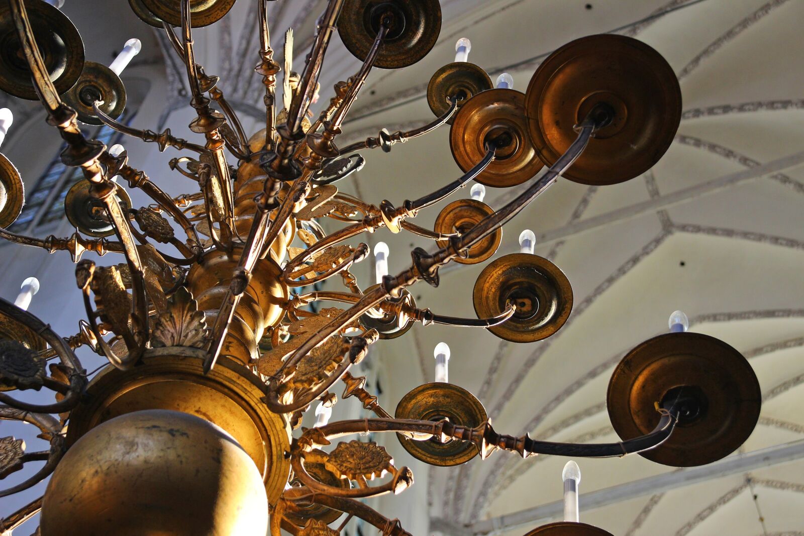 Canon EOS 600D (Rebel EOS T3i / EOS Kiss X5) sample photo. Chandelier, church ceiling, vault photography