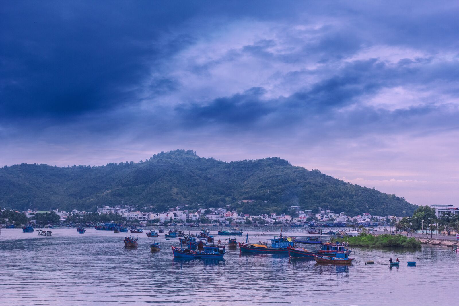 Canon EOS 60D + Canon EF 50mm F1.4 USM sample photo. Sky, travel, color photography