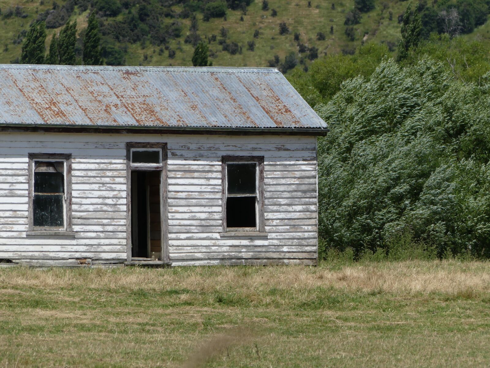 Panasonic Lumix DMC-FZ300 sample photo. Cottage, lost places, dilapidated photography