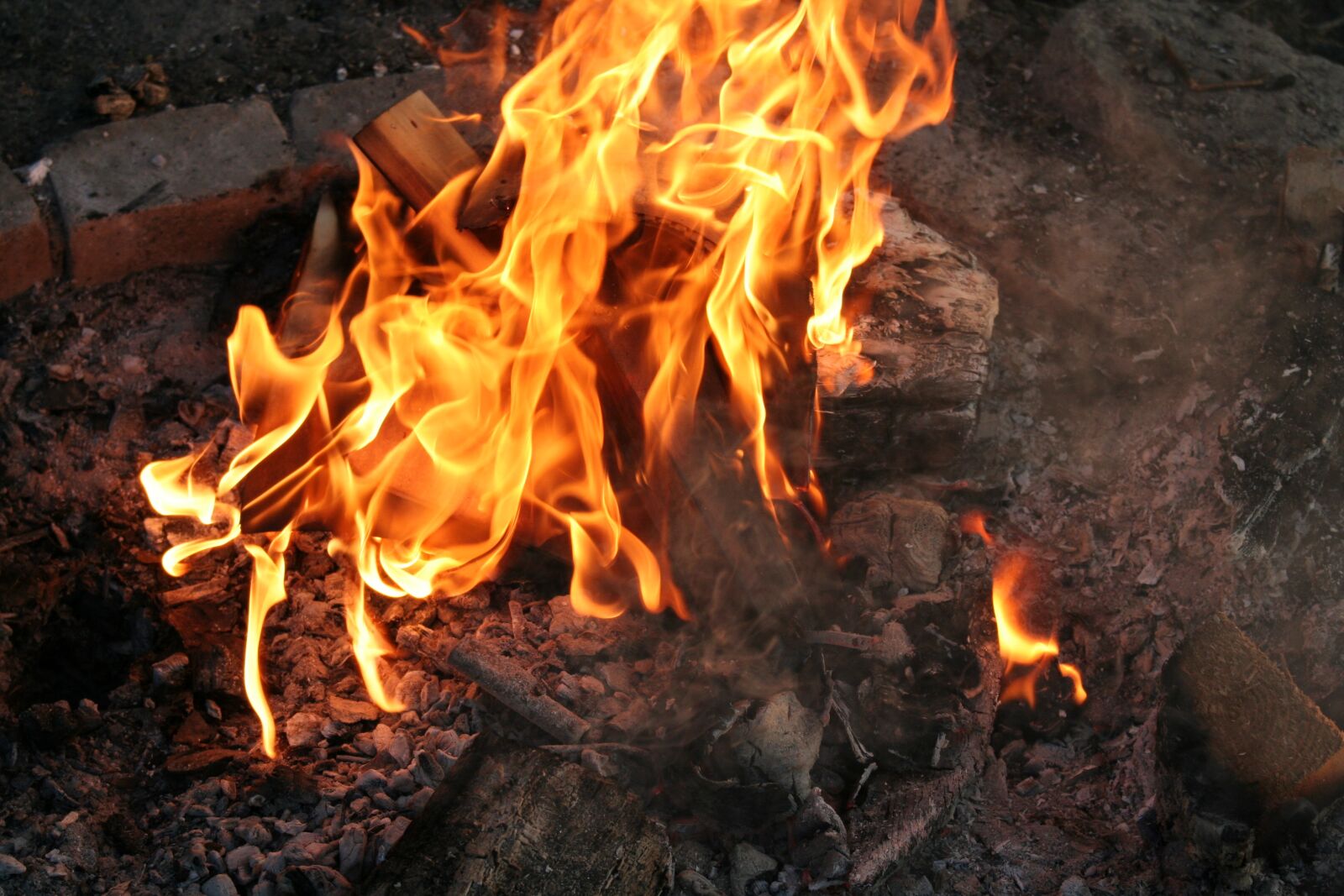 Canon EOS 350D (EOS Digital Rebel XT / EOS Kiss Digital N) sample photo. Fire, outdoor, out photography