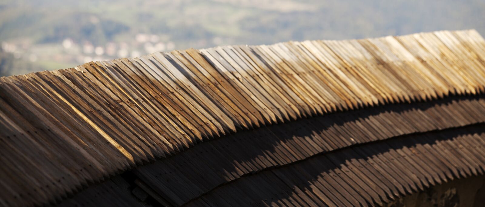 Canon EF 70-300mm F4-5.6 IS USM sample photo. Wood shingles, old walls photography