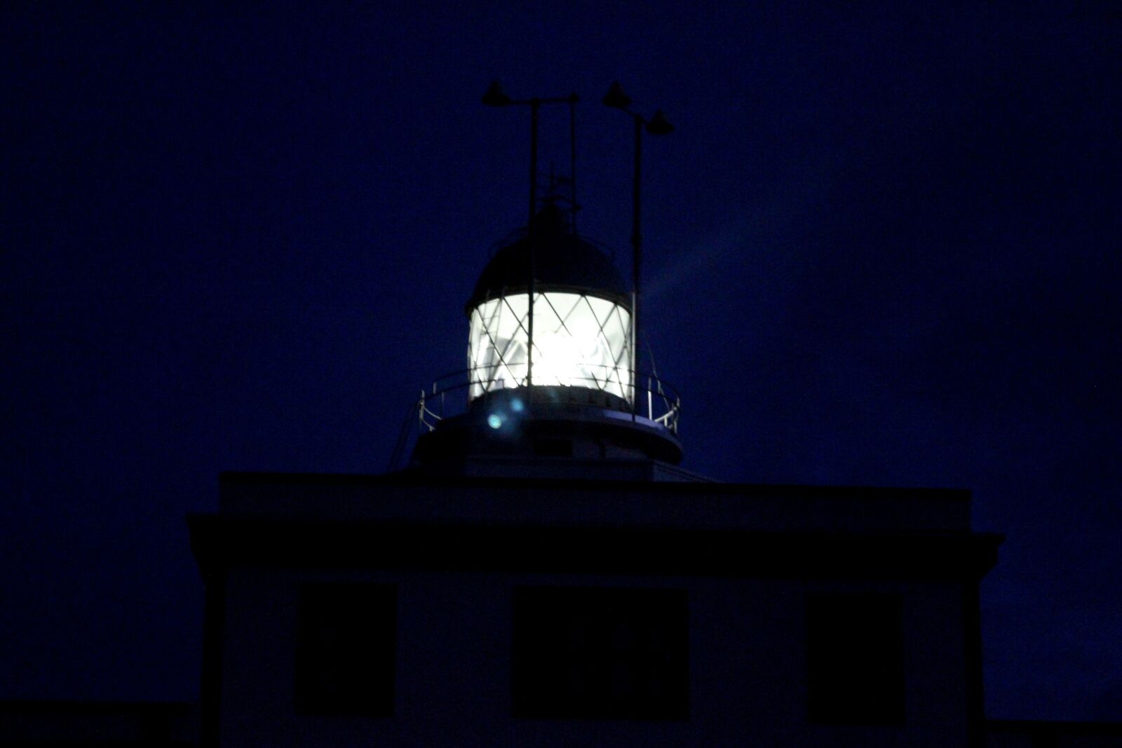 Canon EOS 1200D (EOS Rebel T5 / EOS Kiss X70 / EOS Hi) sample photo. Lighthouse, light, night photography