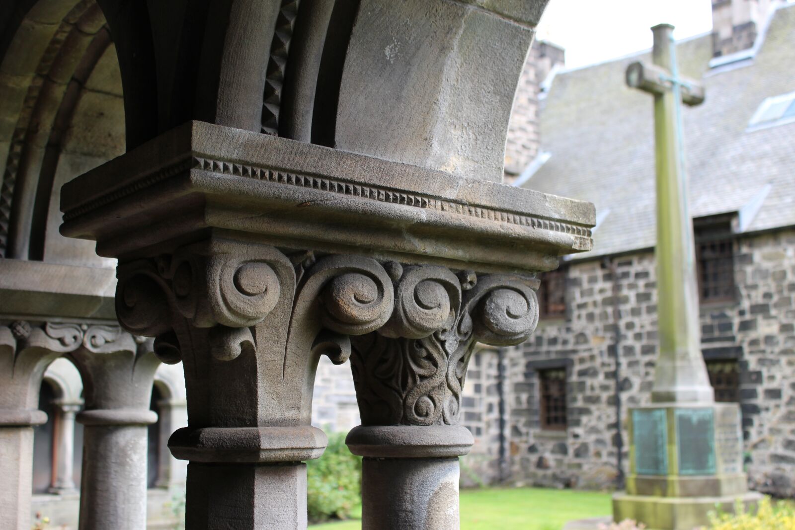 Canon EOS 100D (EOS Rebel SL1 / EOS Kiss X7) sample photo. Abbey, cloister, architecture photography