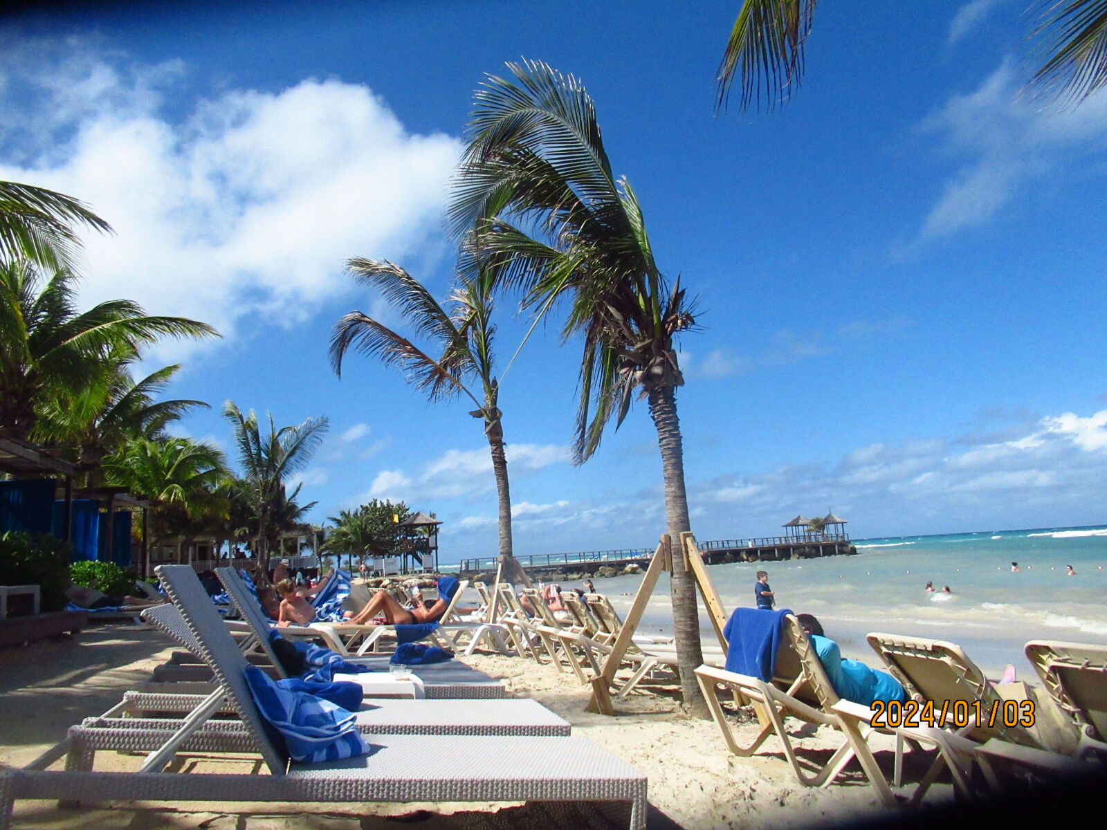 Canon PowerShot SX620 HS sample photo. Relaxing on the beach photography