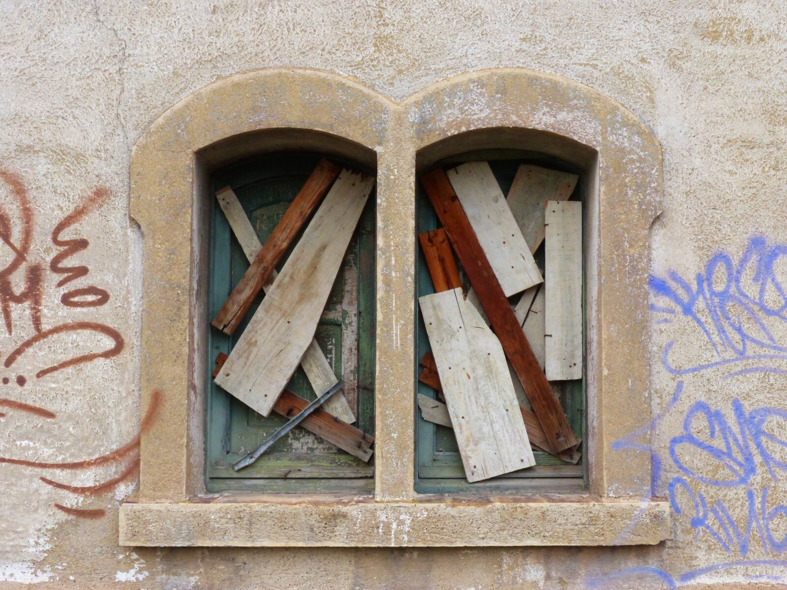 Panasonic DMC-FZ62 sample photo. Window, boarded up, old photography