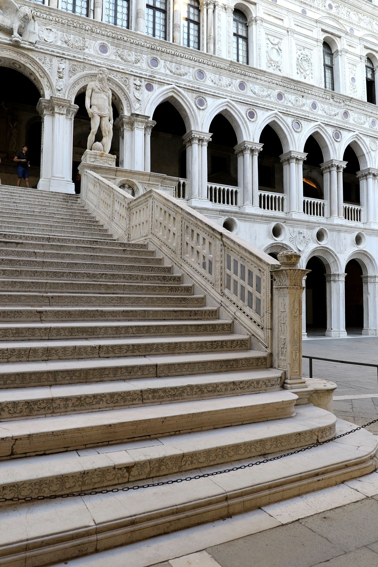 Canon EF 16-35mm F4L IS USM sample photo. Building, staircase, venice photography