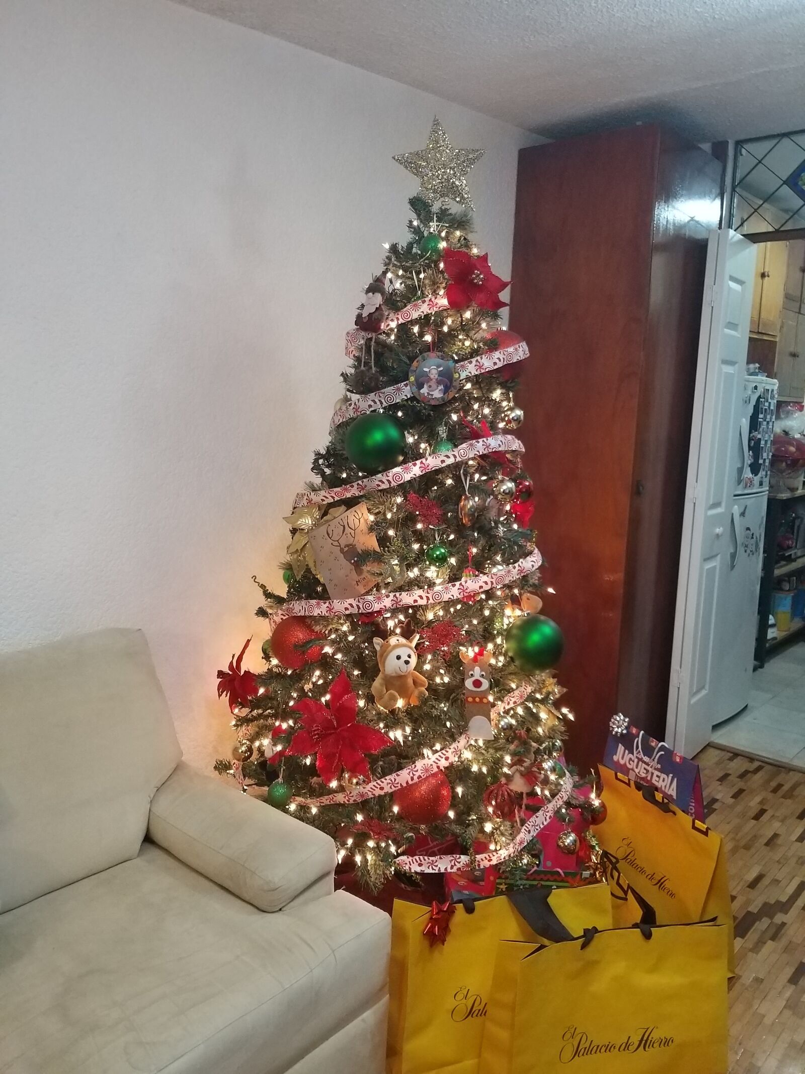 Samsung Galaxy A9 (2018) sample photo. Tree, christmas, gifts photography