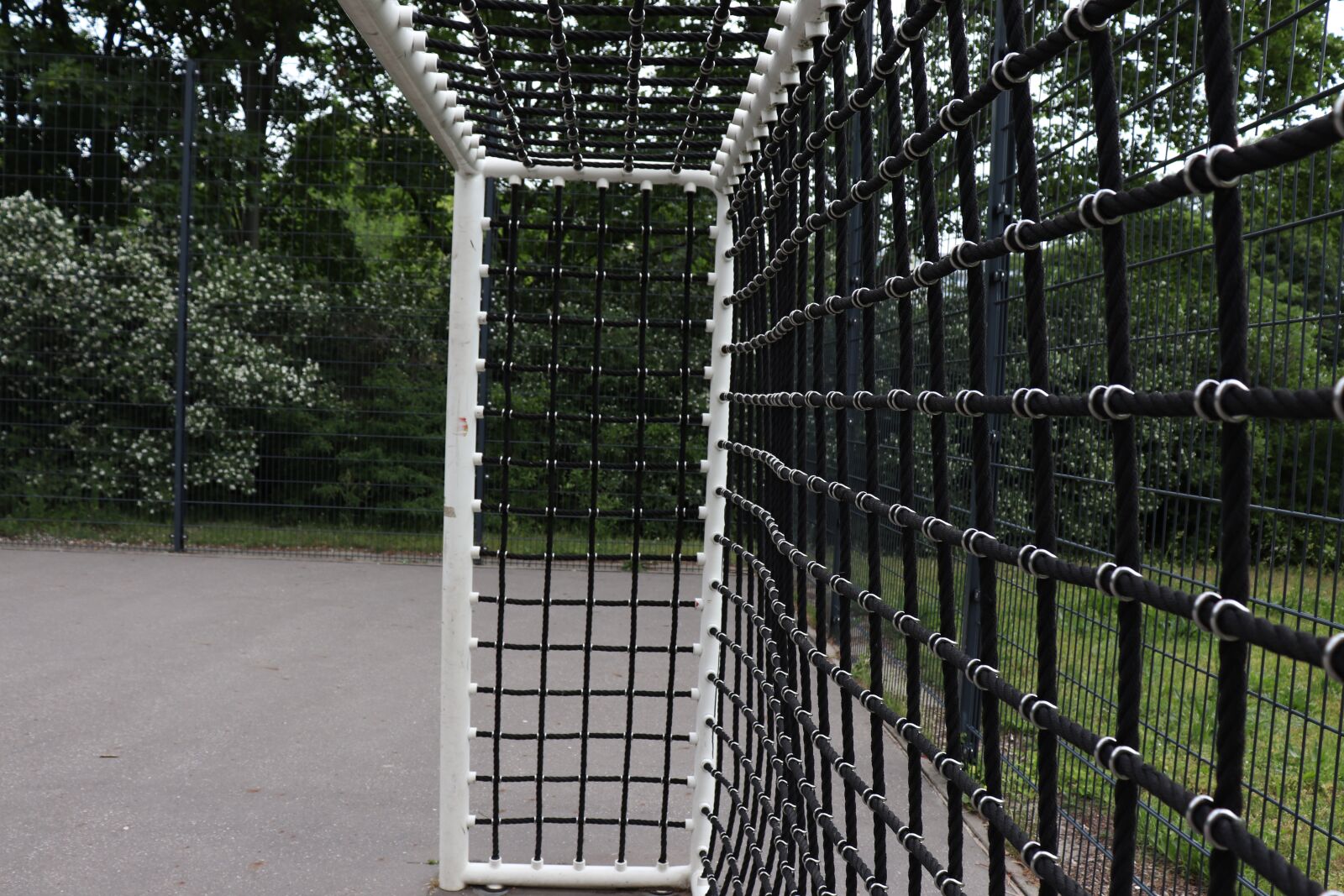 Canon EOS 200D (EOS Rebel SL2 / EOS Kiss X9) sample photo. Goal post, berlin, sport photography