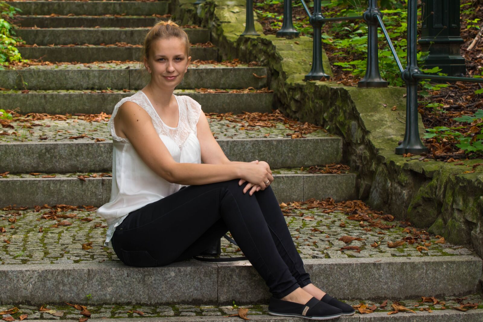 Nikon D7100 sample photo. Girl, stairs, sitting photography