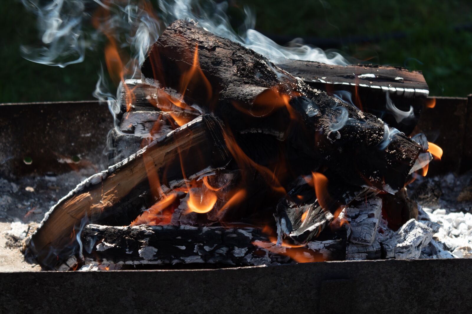 Canon EOS 1300D (EOS Rebel T6 / EOS Kiss X80) sample photo. Fire, smoke, firewood photography