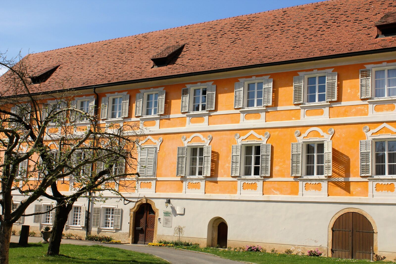 Canon EOS 550D (EOS Rebel T2i / EOS Kiss X4) sample photo. Building, house, old building photography