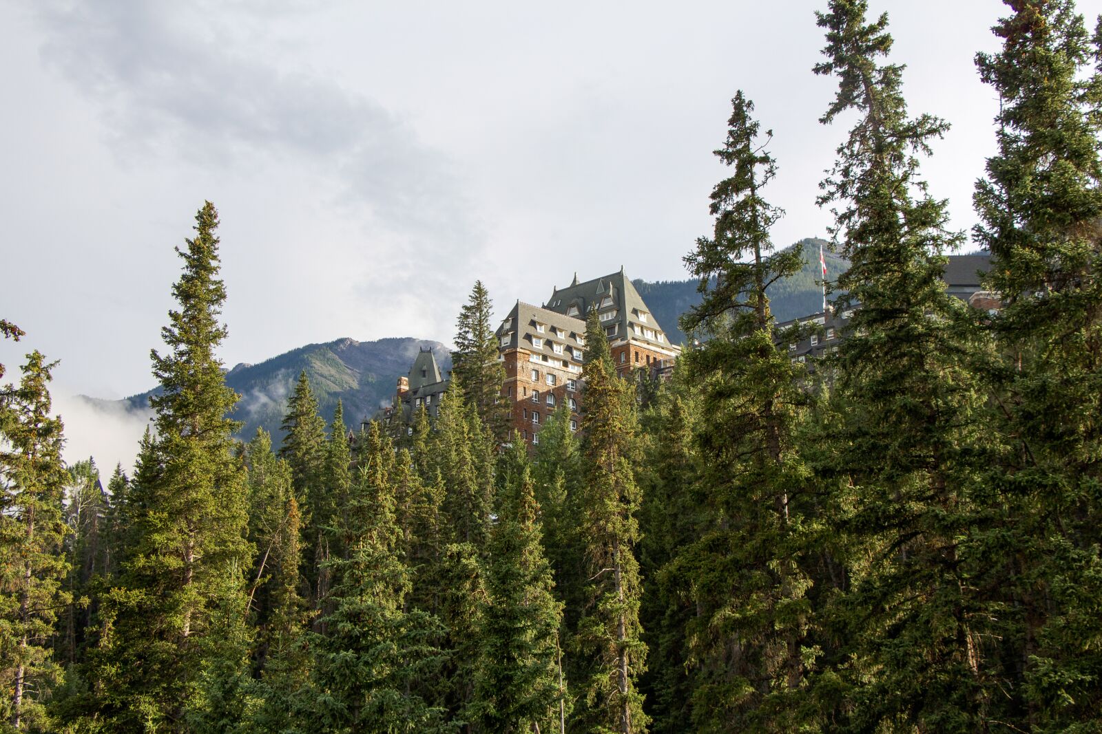 Canon EOS 650D (EOS Rebel T4i / EOS Kiss X6i) sample photo. Banff springs hotel, banff photography